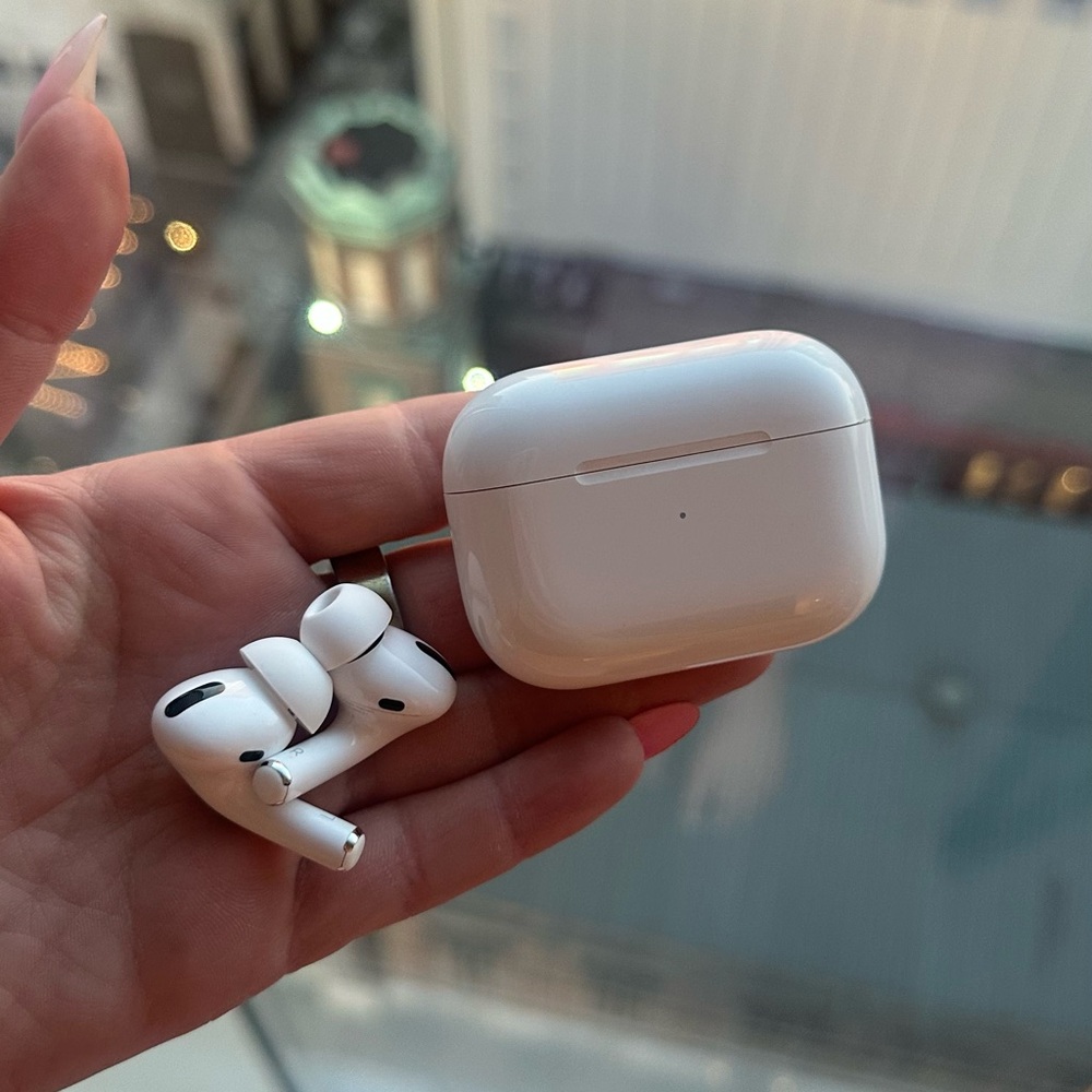 Air Pod Pros - 1st Gen w/ charging case
